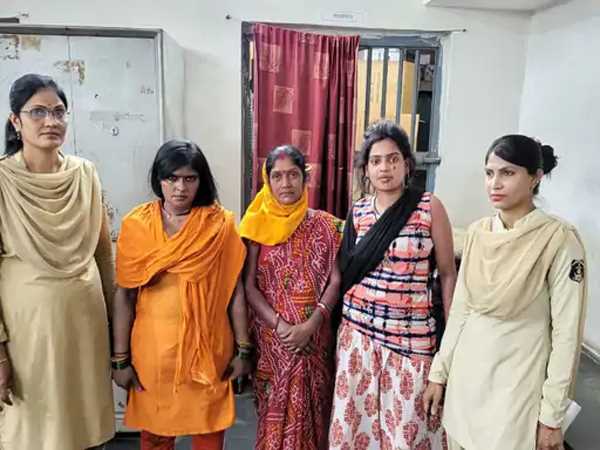 ब्लेड से हमला करने वाली महिलाएं गिरफ्तार :  कॉलेज की स्टूडेंट को पकडक़र करने लगी कपड़े फाडऩे की कोशिश, पुराने झगड़े को लेकर किए वार